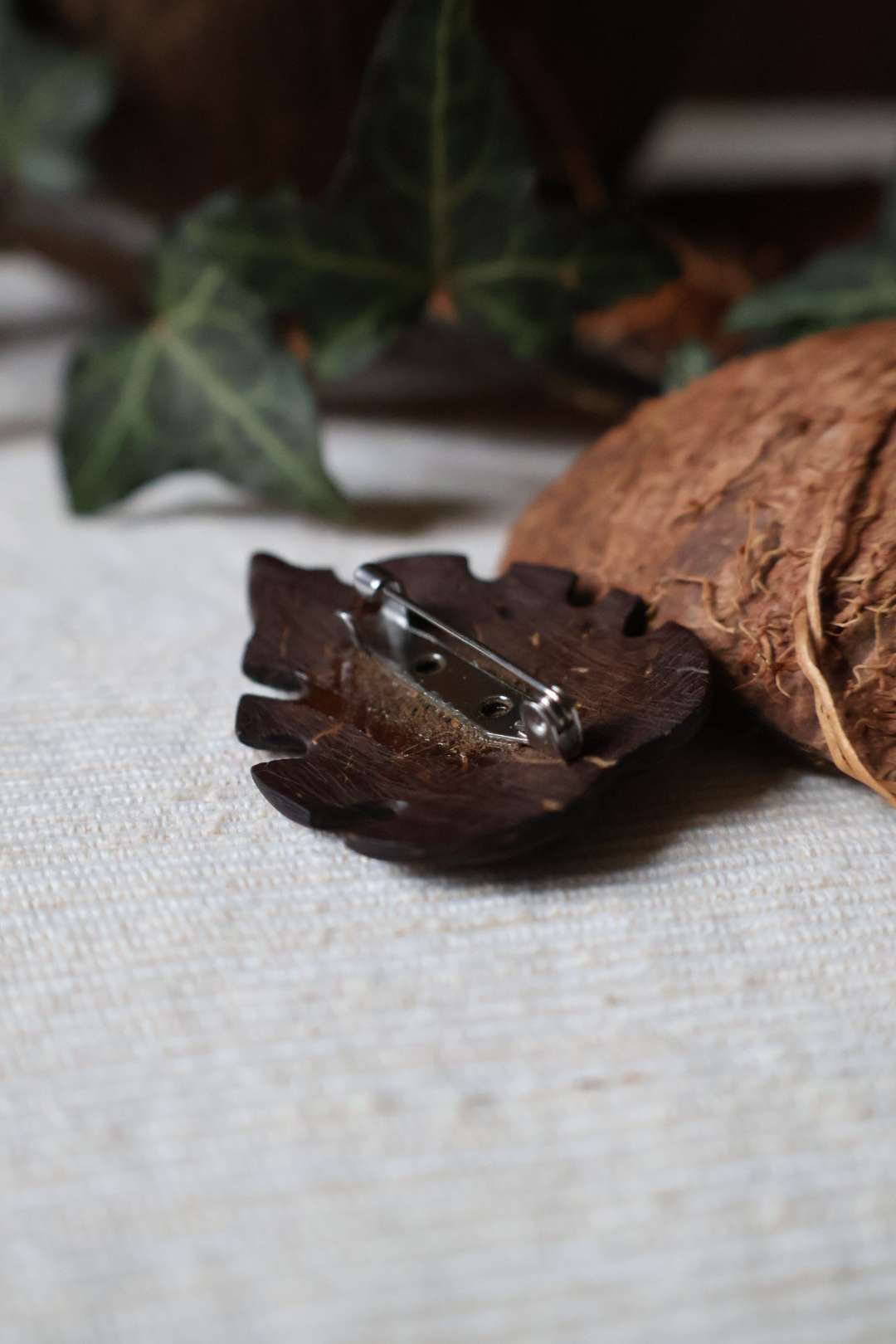Broche naturelle en noix de coco - FEUILLE