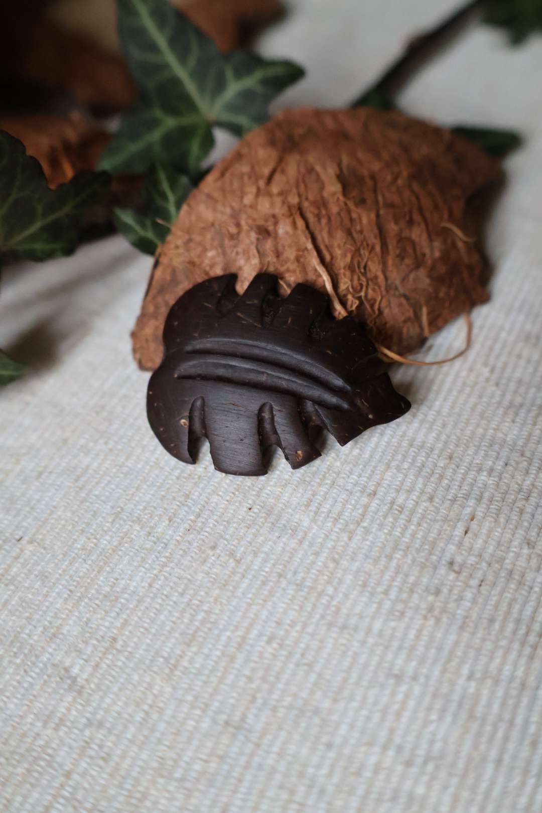 Broche naturelle en noix de coco - FEUILLE