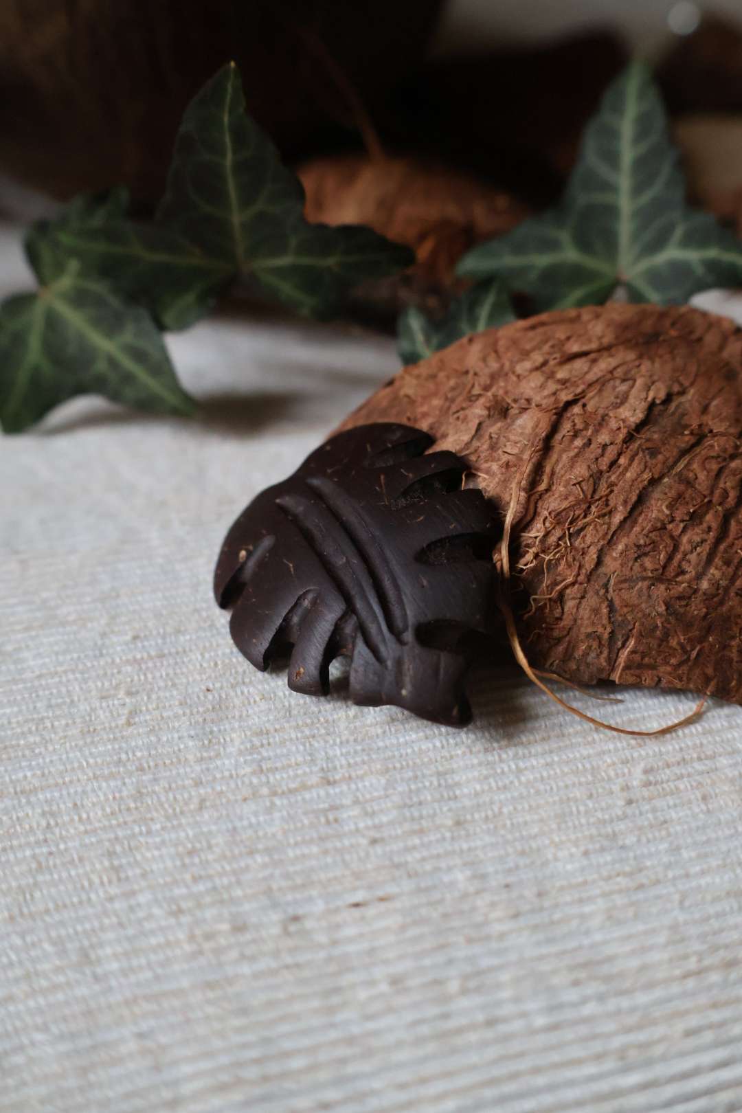 Broche naturelle en noix de coco - FEUILLE