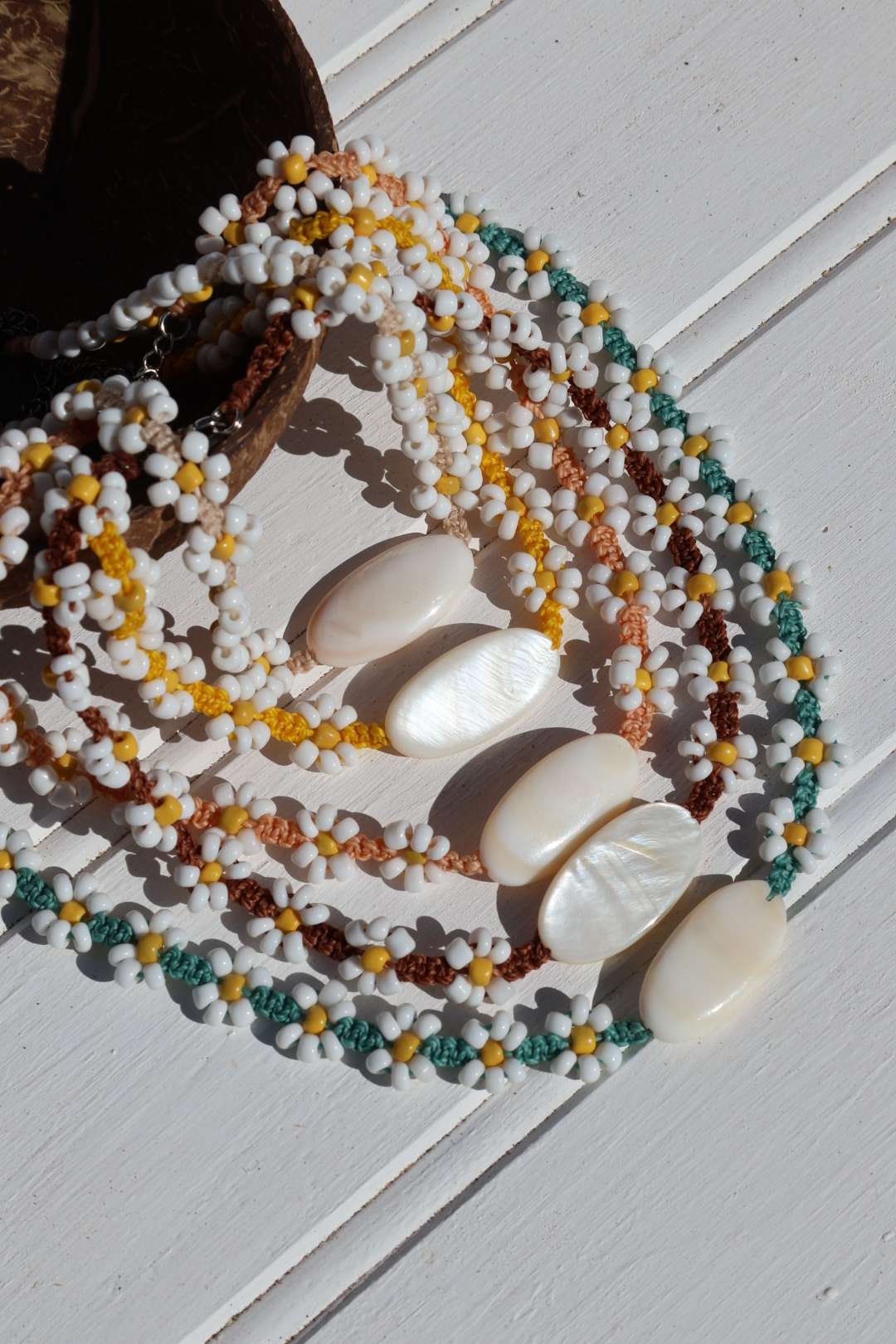 Colliers fleurs en perles de rocaille - DAISY