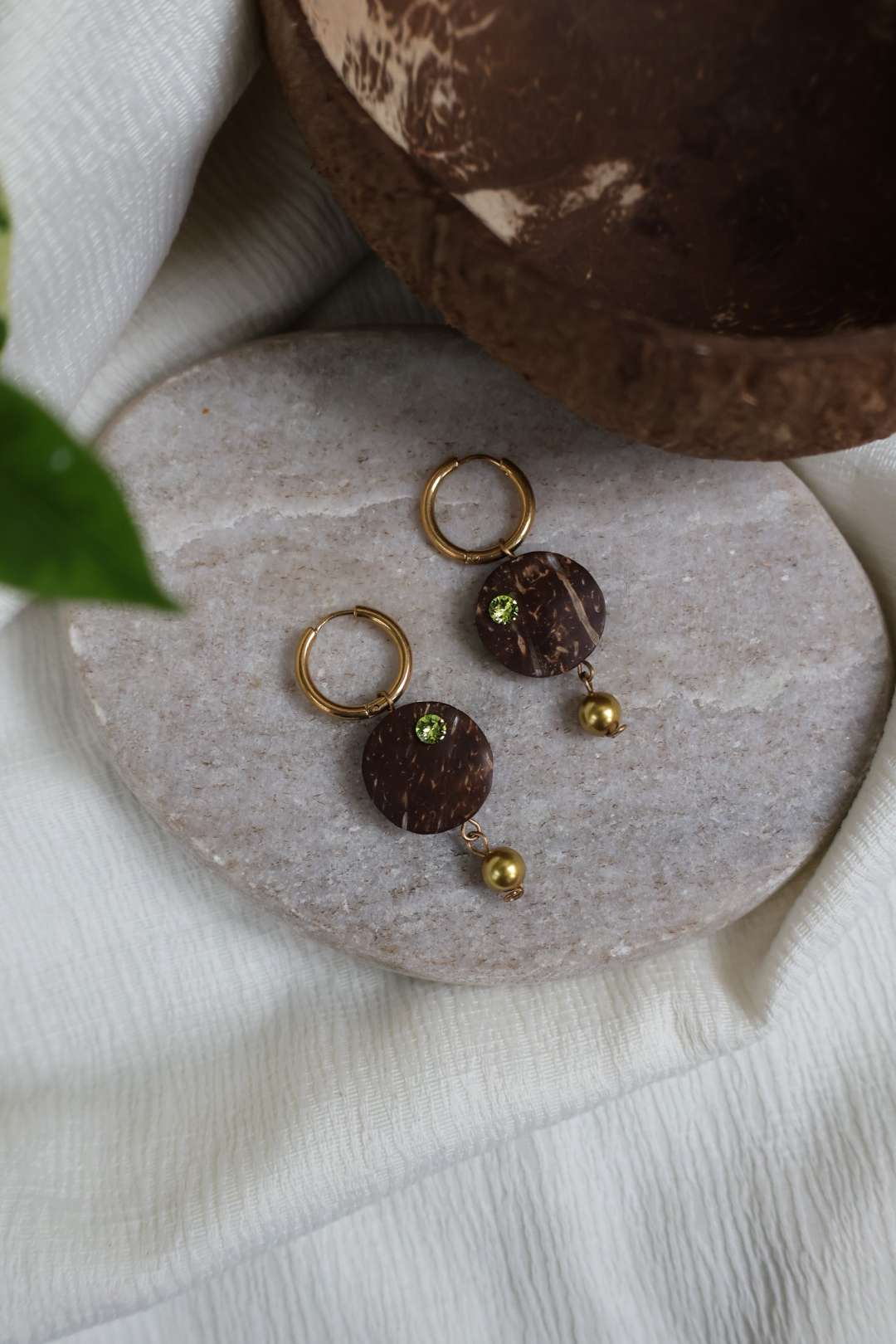 Créoles AURA dorées en noix de coco