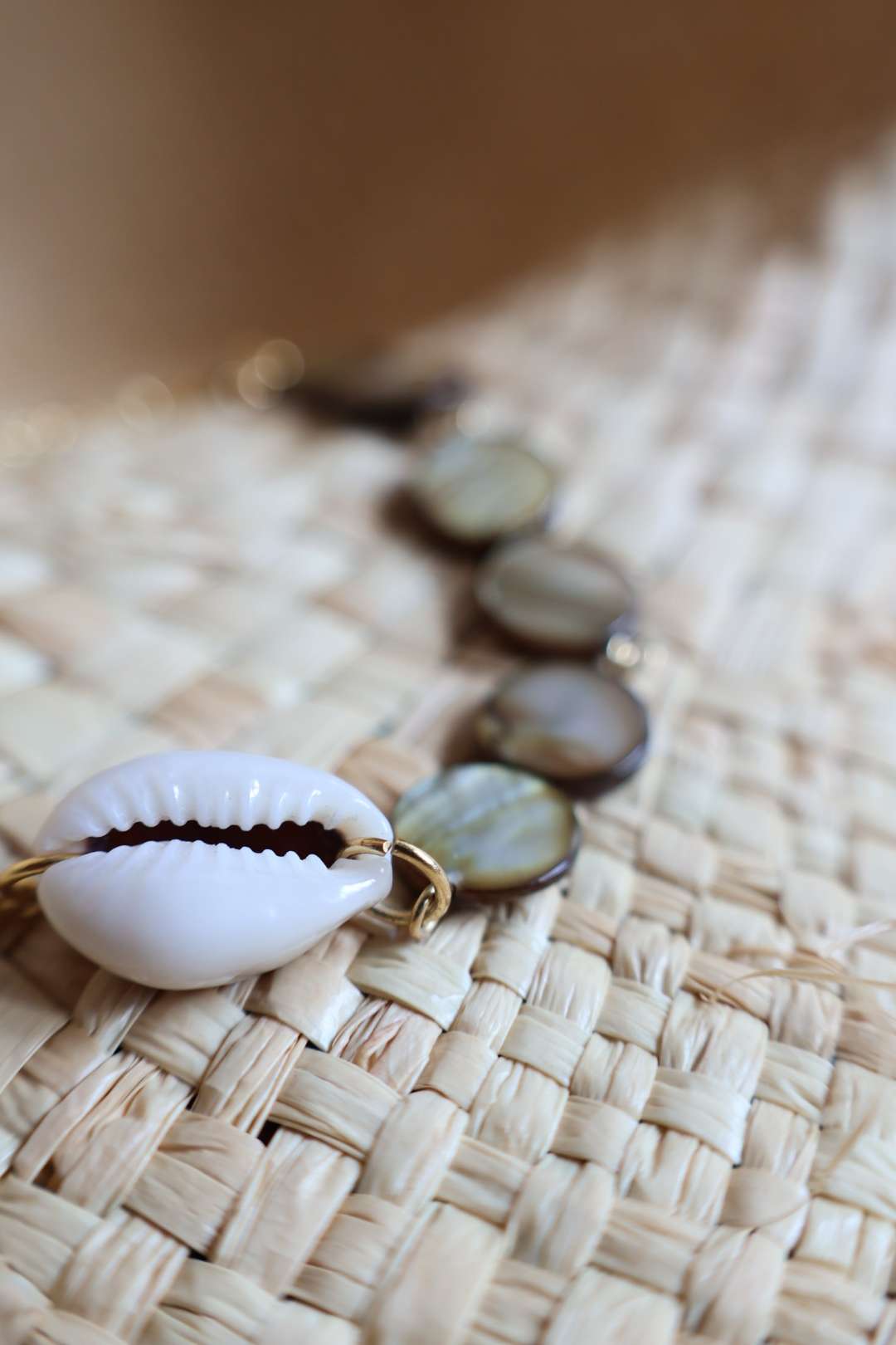 Bracelets en laiton doré à l'or fin 24k et nacre naturelle - POE