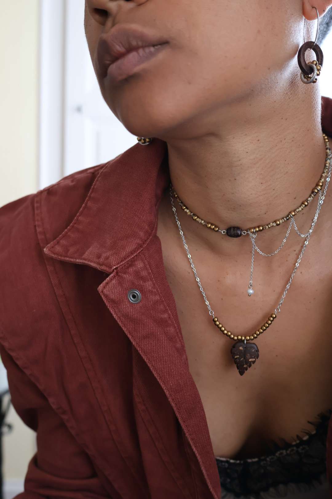 Collier chaîne et pendentif en noix de coco - EMPREINTE