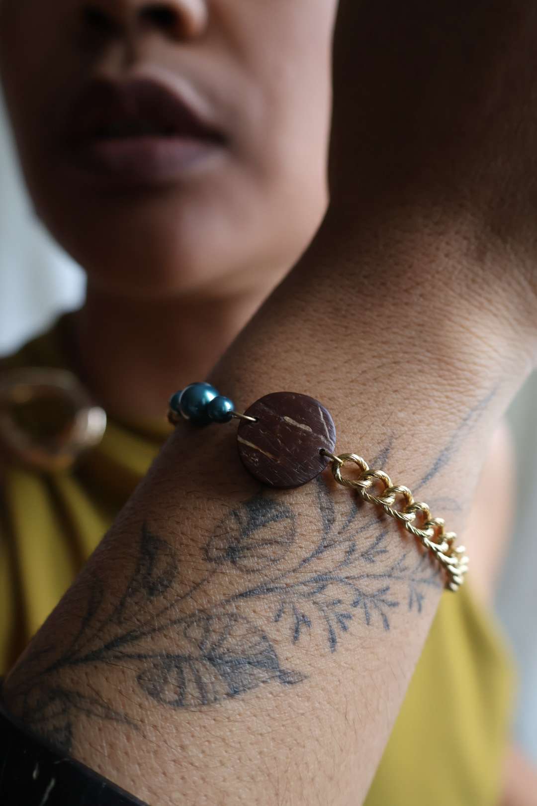 Bracelets dorés ARTISANE en noix de coco