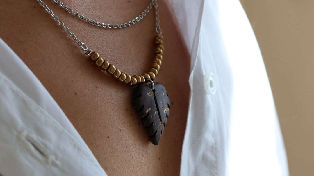Collier chaîne et pendentif en noix de coco - EMPREINTE
