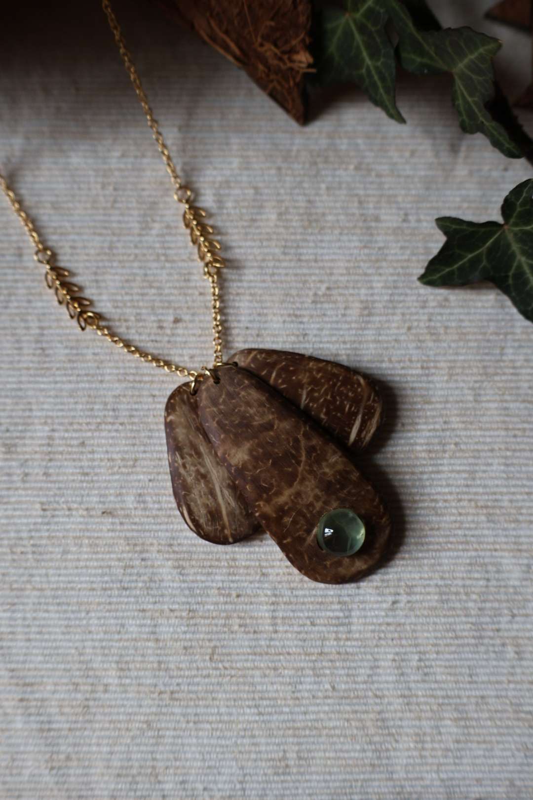 Collier pendentifs en noix de coco et prehnite - NOBLE