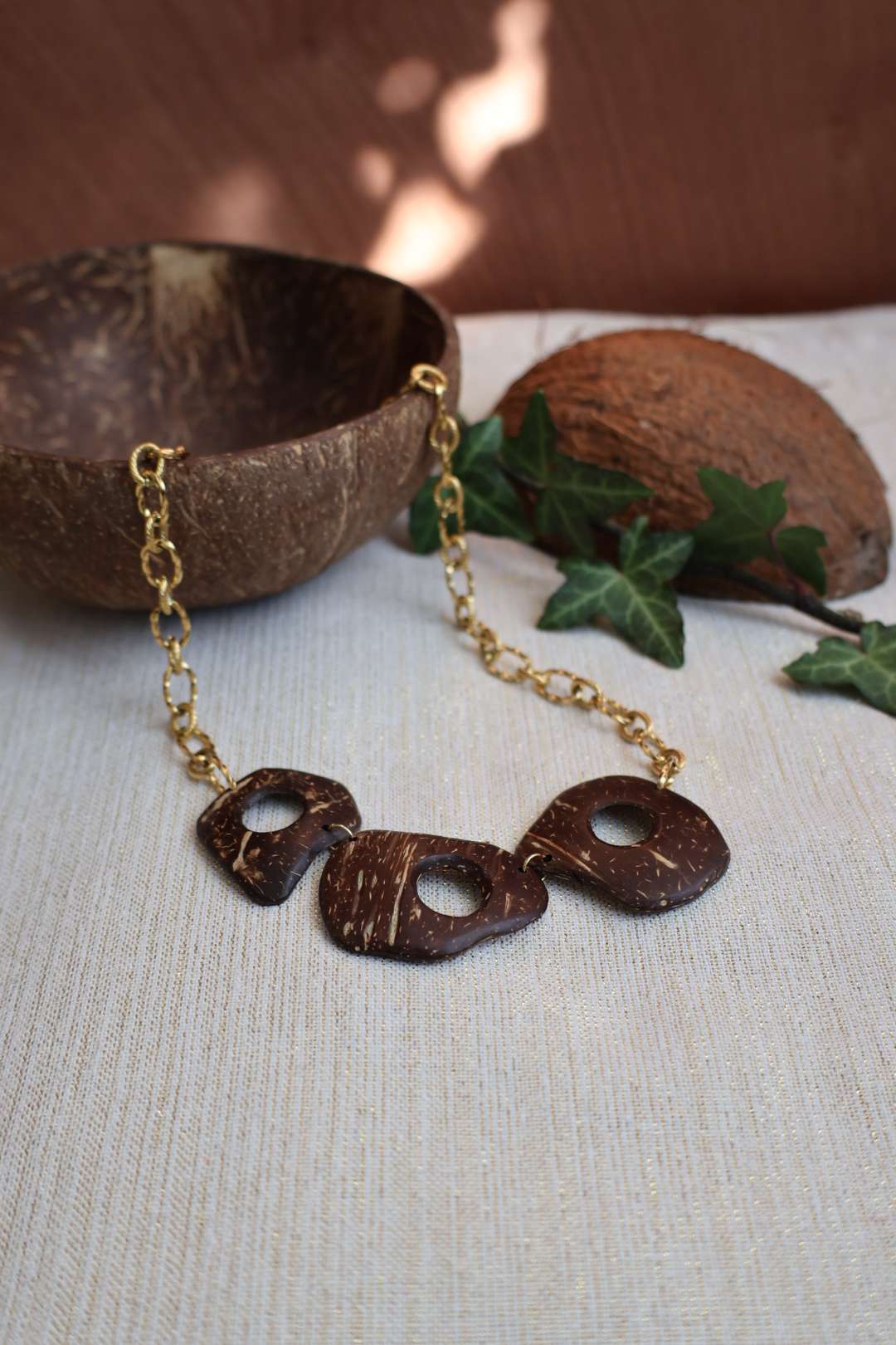 Collier grosse maille dorée et noix de coco - PHILIPPINES