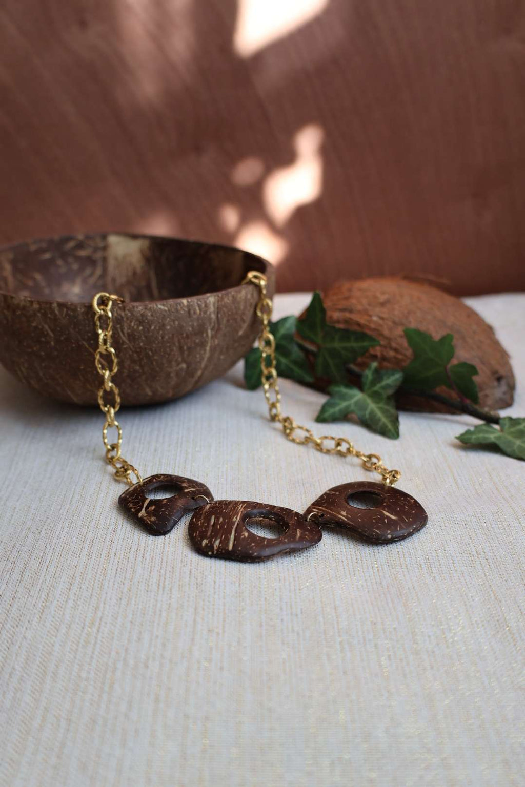 Collier grosse maille dorée et noix de coco - PHILIPPINES