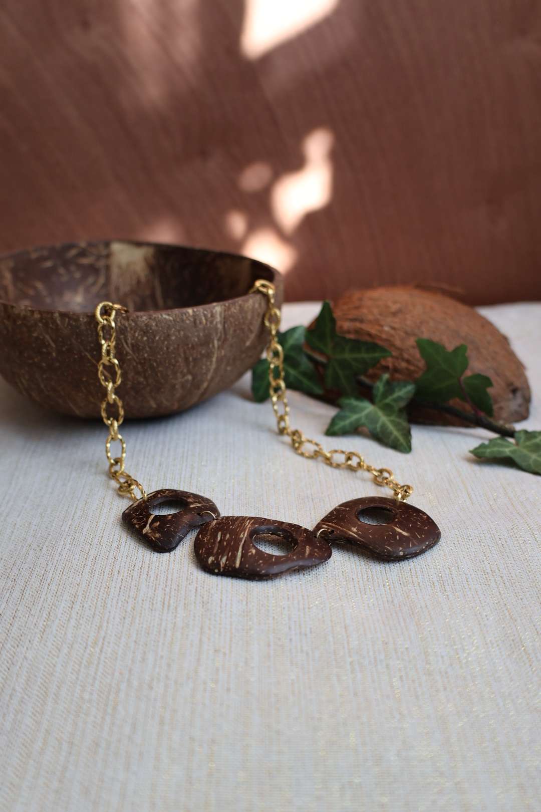 Collier grosse maille dorée et noix de coco - PHILIPPINES