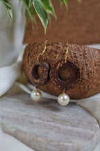 Boucles d'oreilles laiton doré or fin 24k et anneaux en noix de coco avec perles en cristal suspendues