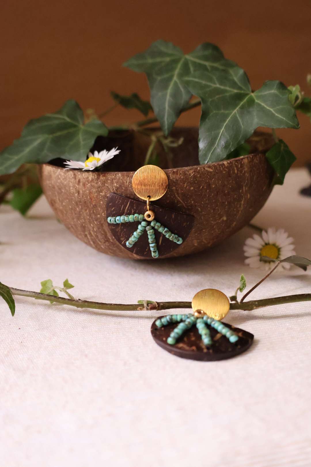 Les boucles d'oreilles noix de coco et perles - EMPREINTE