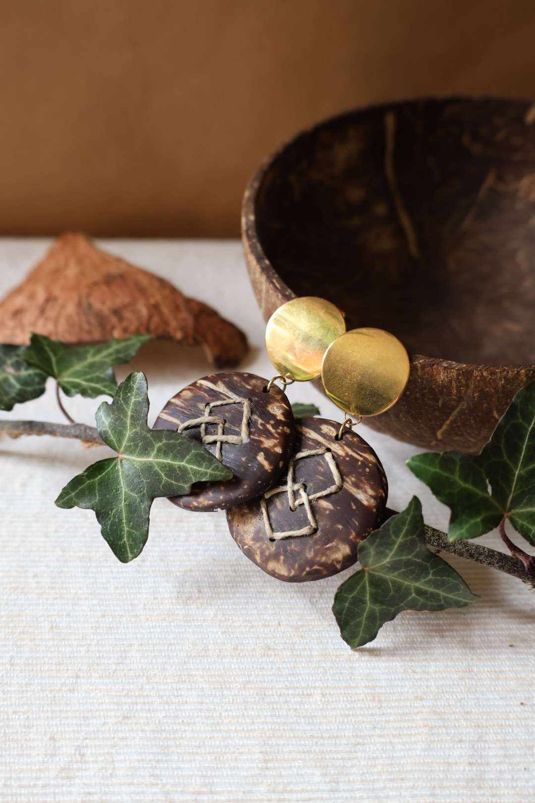 Boucles d'oreilles dorées et noix de coco  - NAVAJO