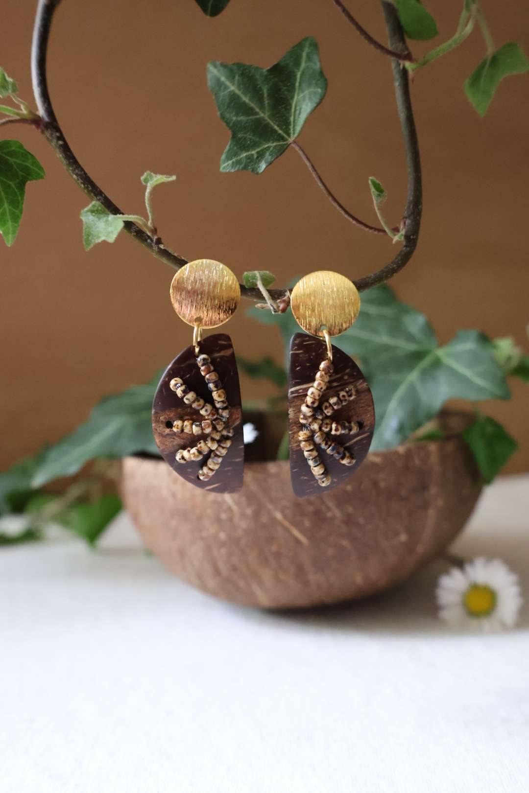 Les boucles d'oreilles noix de coco et perles - EMPREINTE
