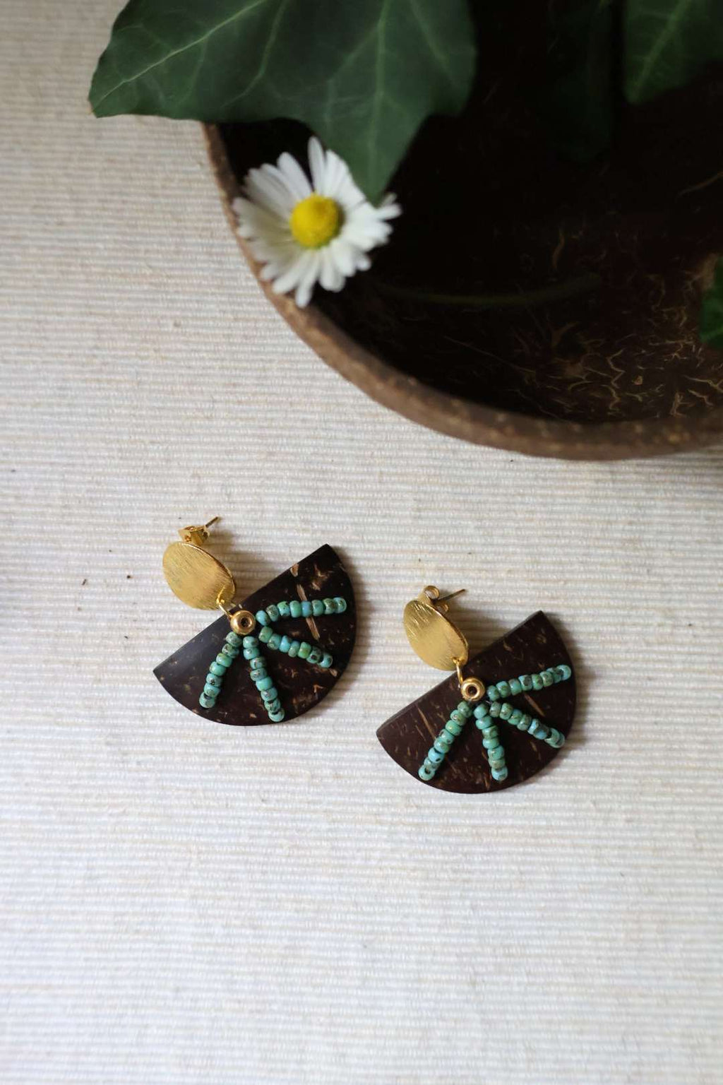 Les boucles d'oreilles noix de coco et perles - EMPREINTE