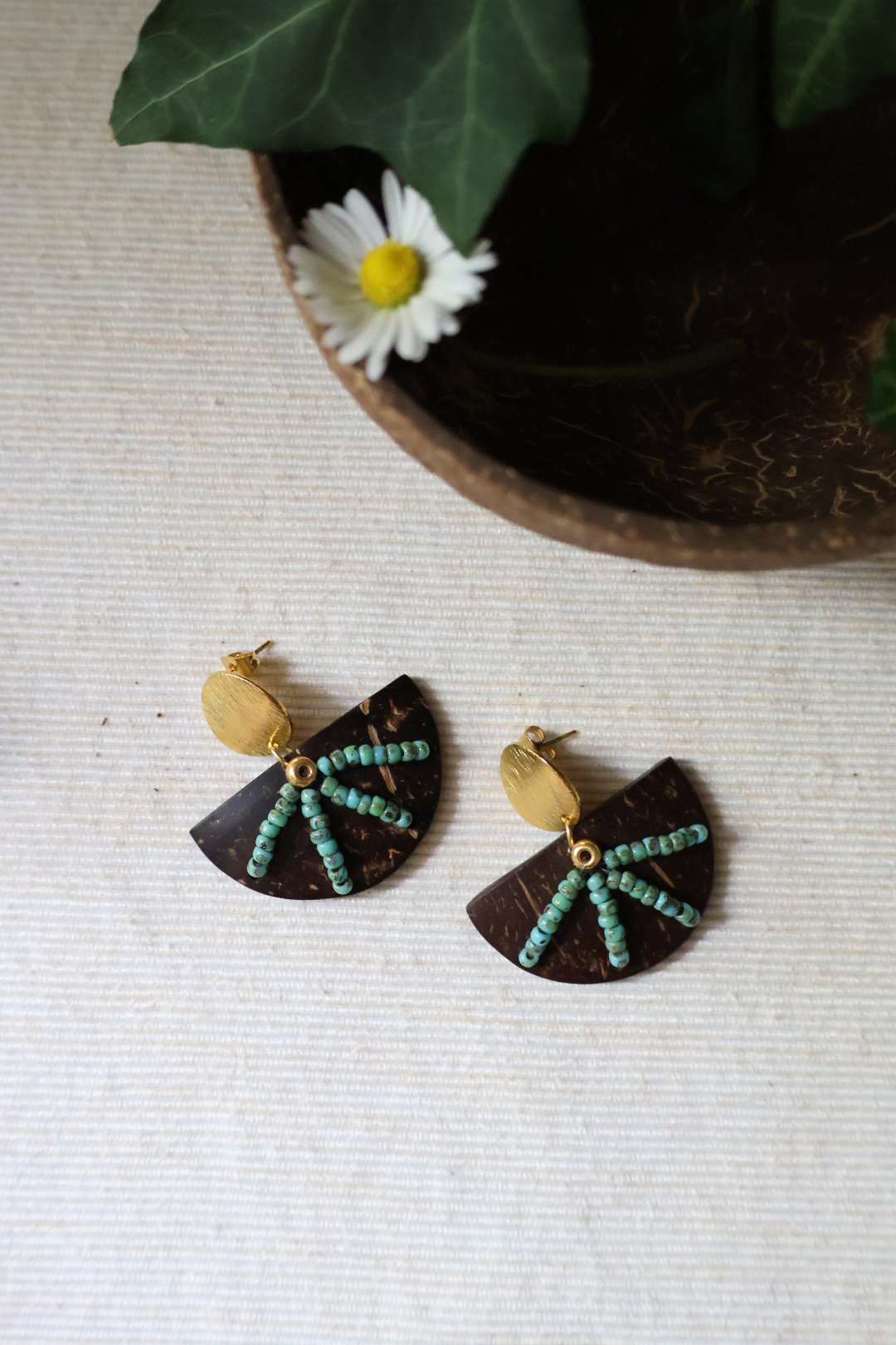 Les boucles d'oreilles noix de coco et perles - EMPREINTE