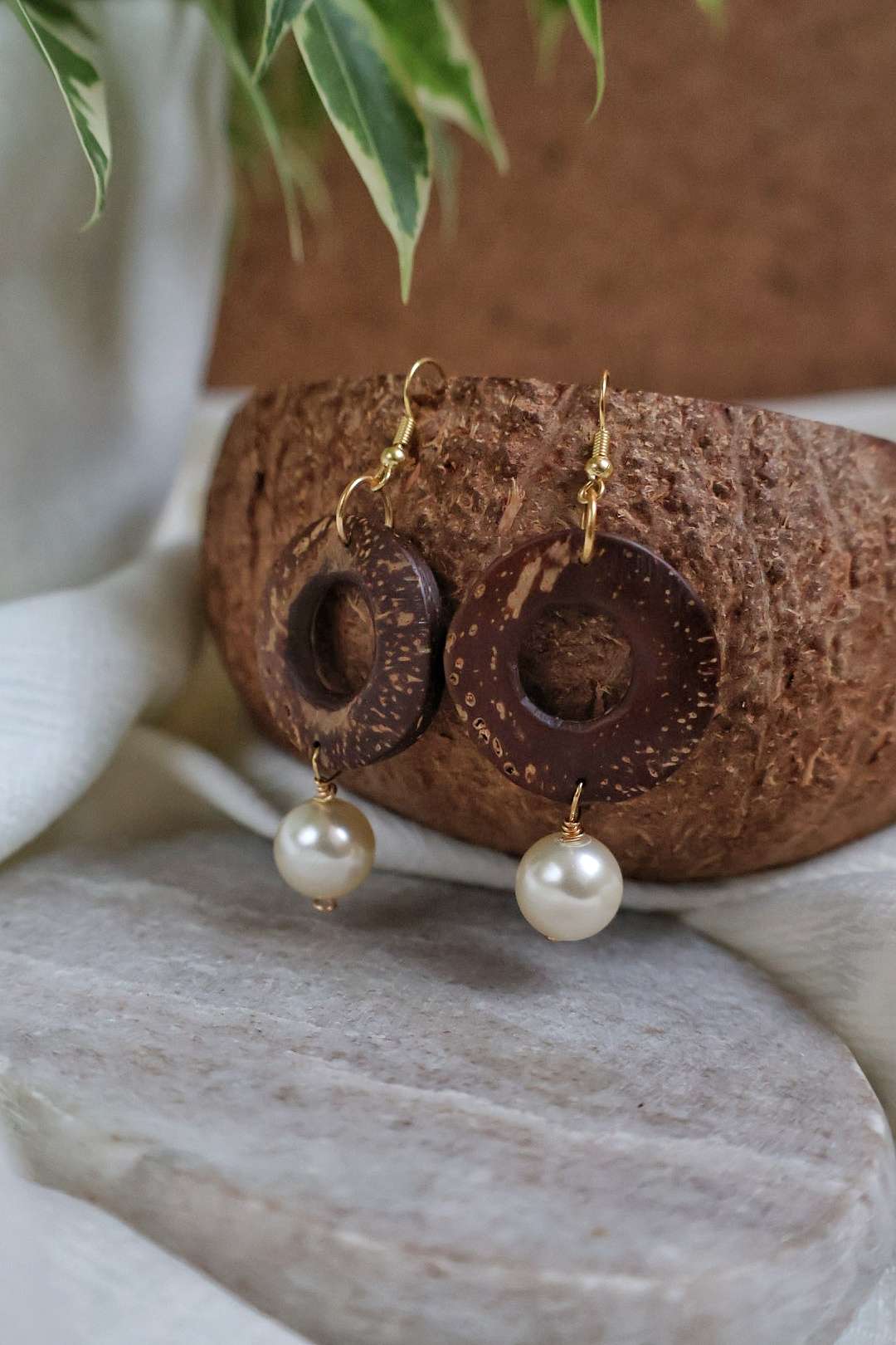 Boucles d'oreilles laiton doré or fin 24k et anneaux en noix de coco avec perles en cristal suspendues