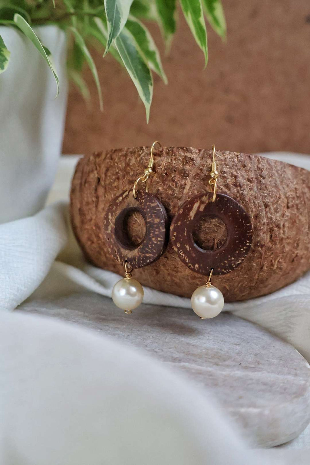 Boucles d'oreilles laiton doré or fin 24k et anneaux en noix de coco avec perles en cristal suspendues