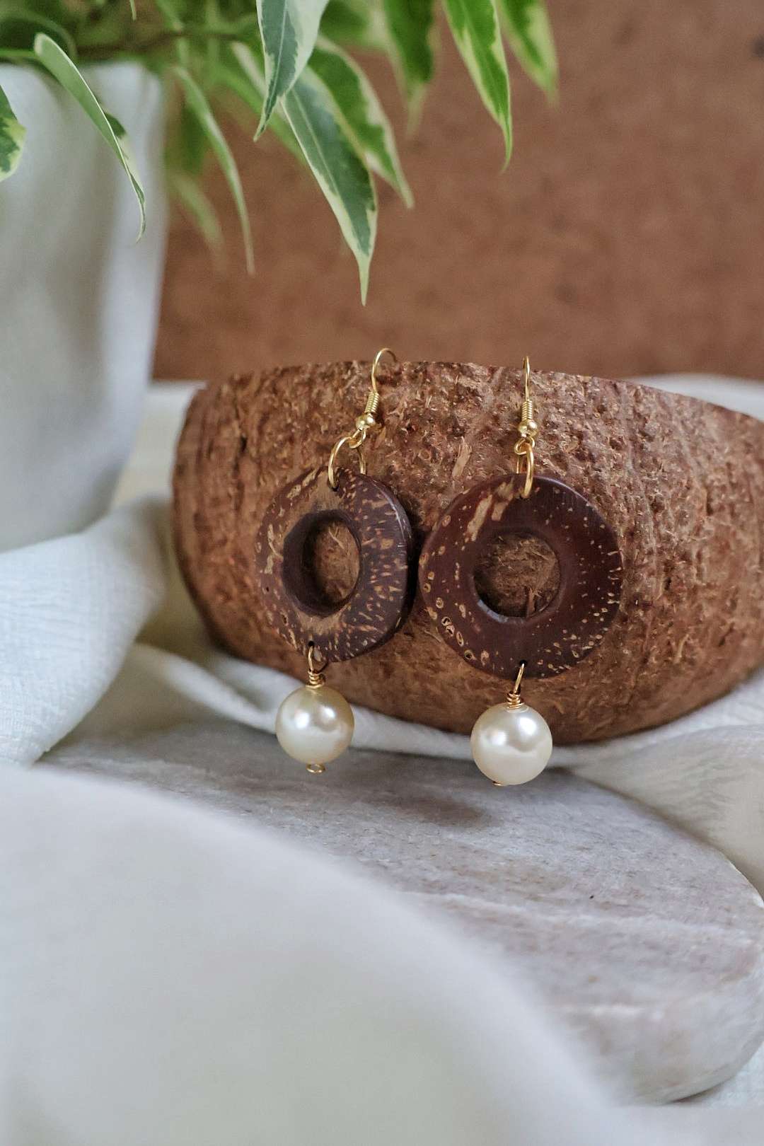 Boucles d'oreilles laiton doré or fin 24k et anneaux en noix de coco avec perles en cristal suspendues