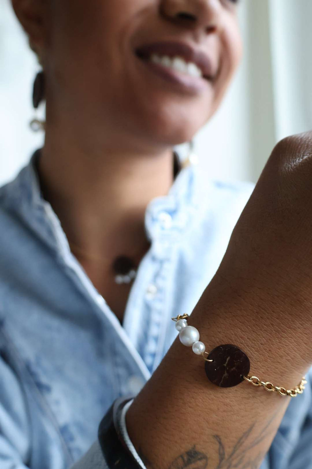 Bracelets dorés ARTISANE en noix de coco