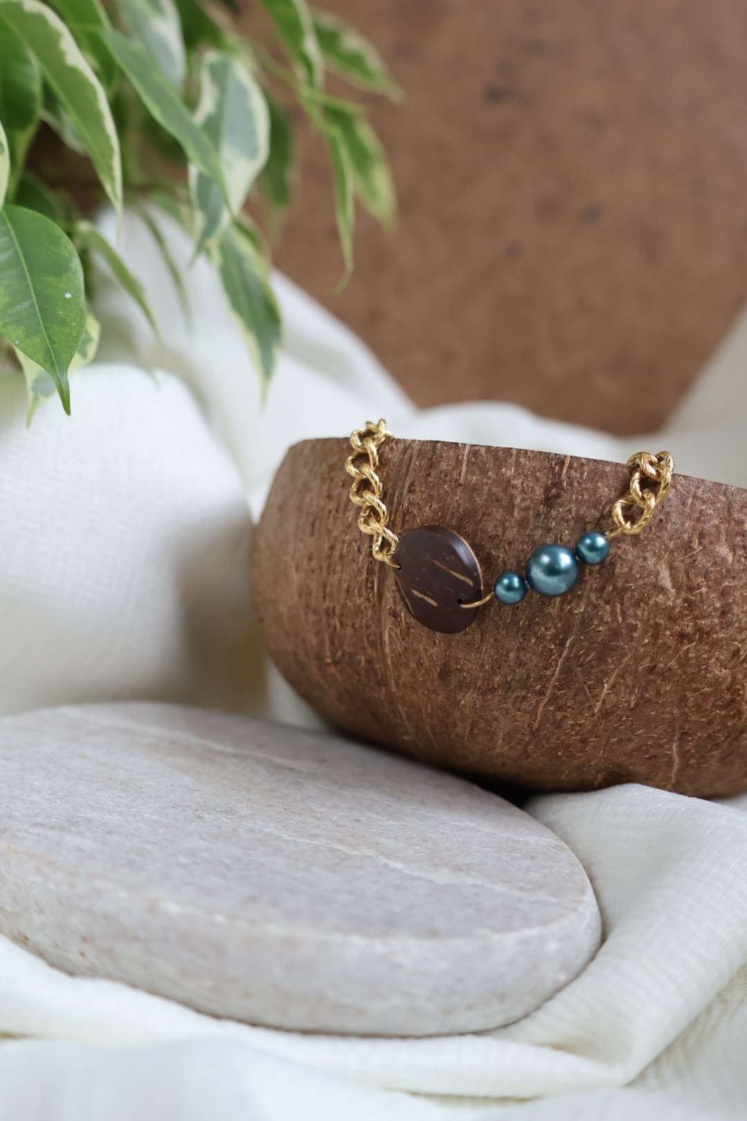 Bracelets dorés ARTISANE en noix de coco