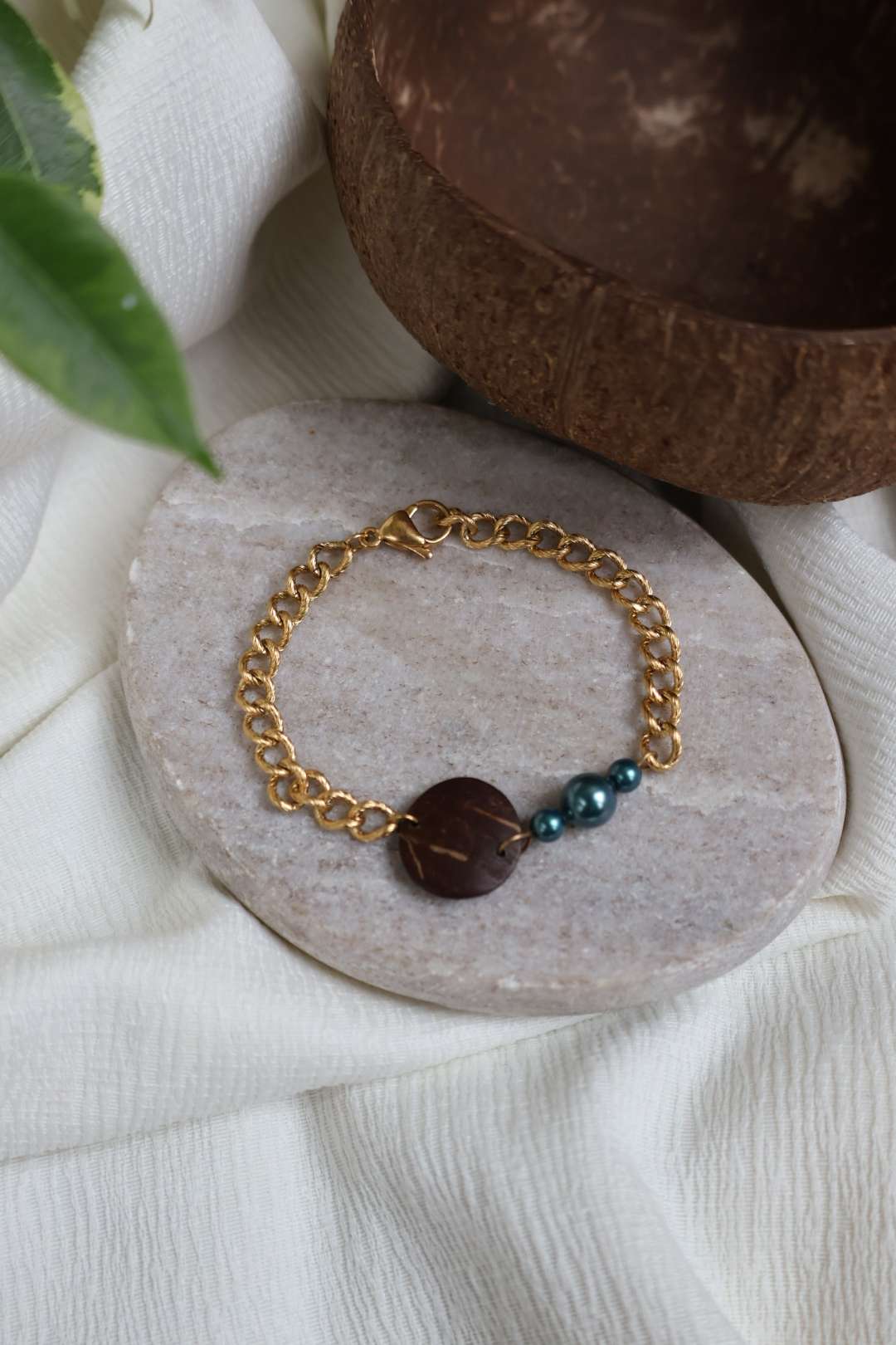 Bracelets dorés ARTISANE en noix de coco