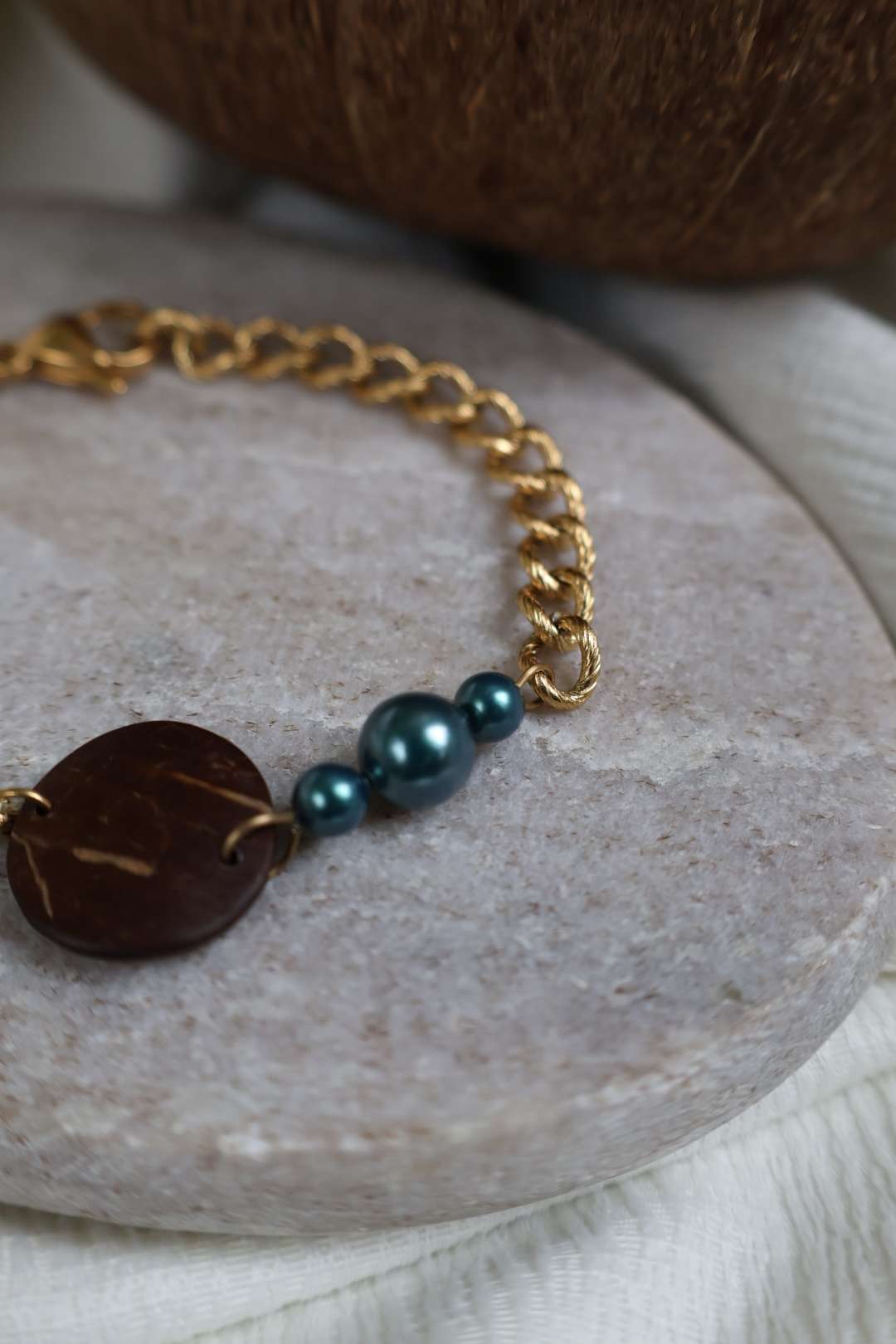 Bracelets dorés ARTISANE en noix de coco