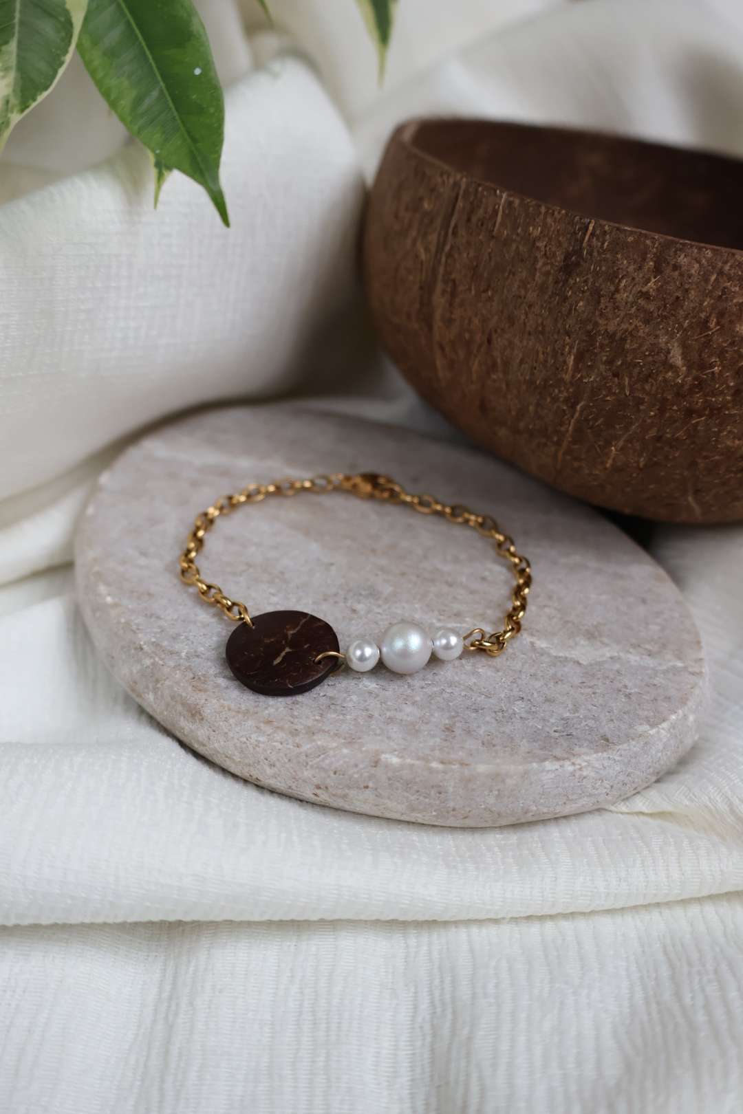 Bracelets dorés ARTISANE en noix de coco