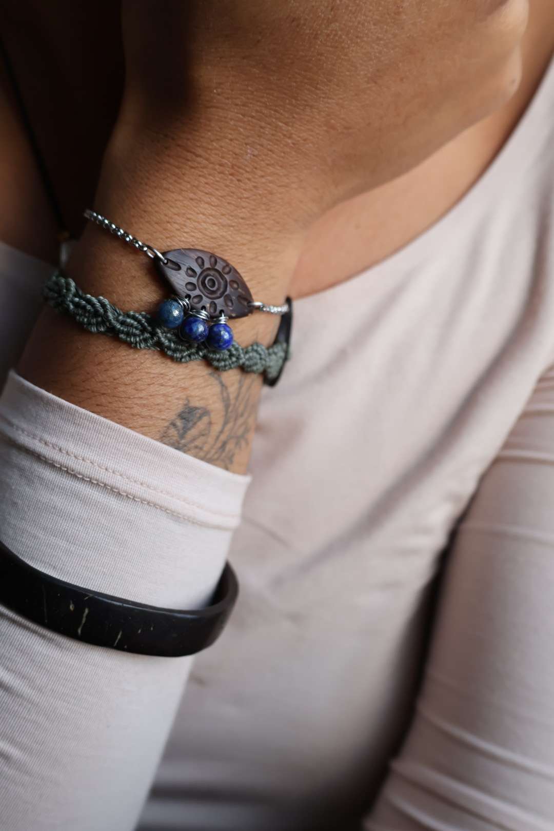 Bracelet argenté oeil protecteur en noix de coco et pierres lapis lazuli suspendues
