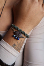 Bracelet argenté oeil protecteur en noix de coco et pierres lapis lazuli suspendues