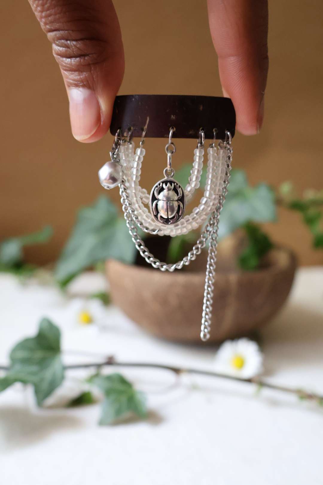 Broche élégante en noix de coco - SCARABÉE