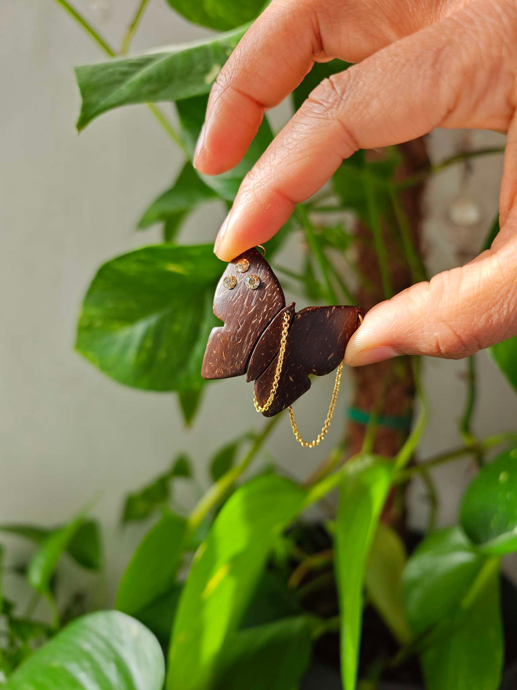 Broche naturelle en noix de coco - PAPILLON