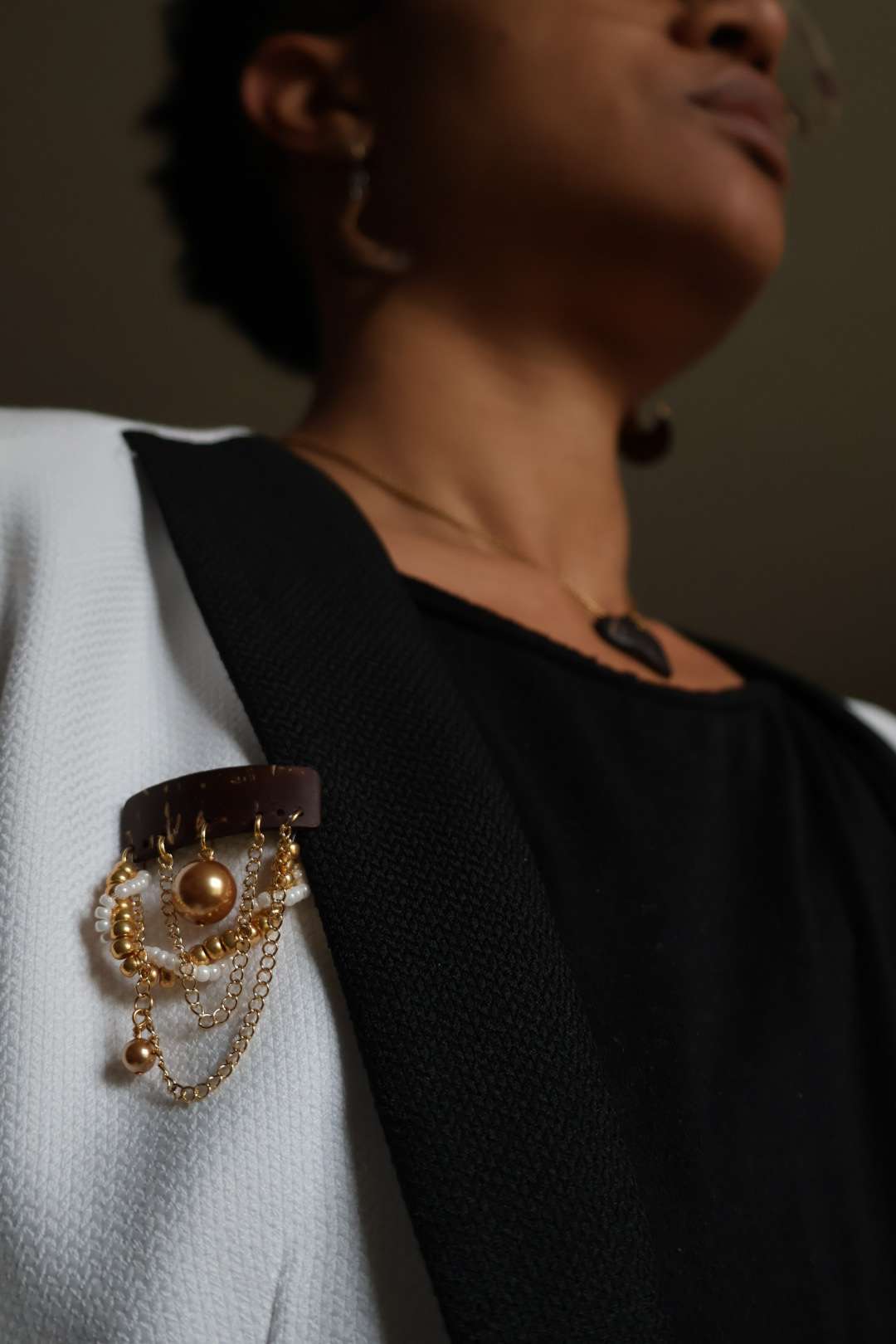 Broche élégante en noix de coco - GOLD PEARL