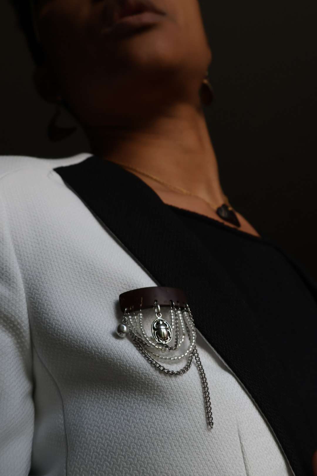 Broche élégante en noix de coco - SCARABÉE