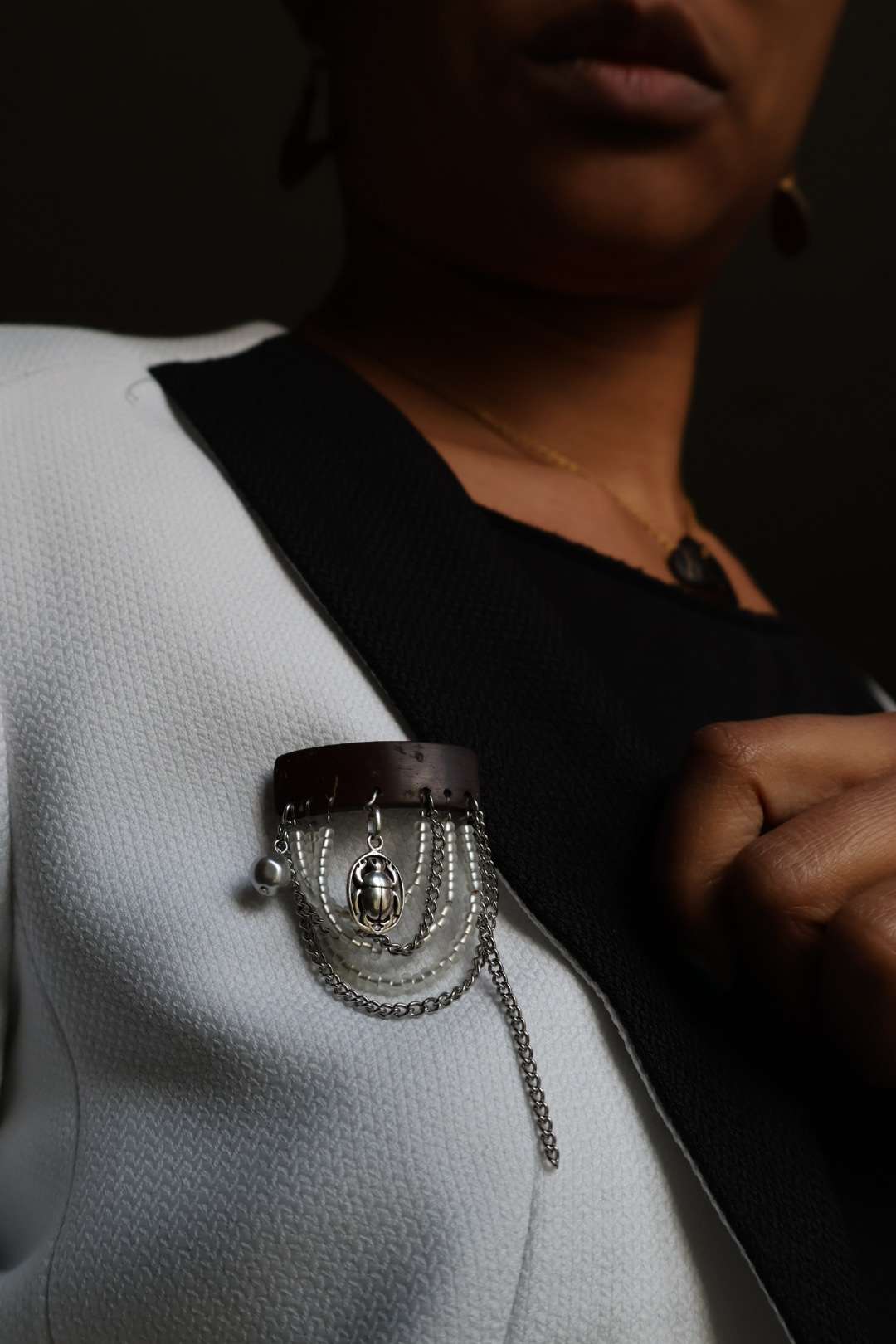 Broche élégante en noix de coco - SCARABÉE