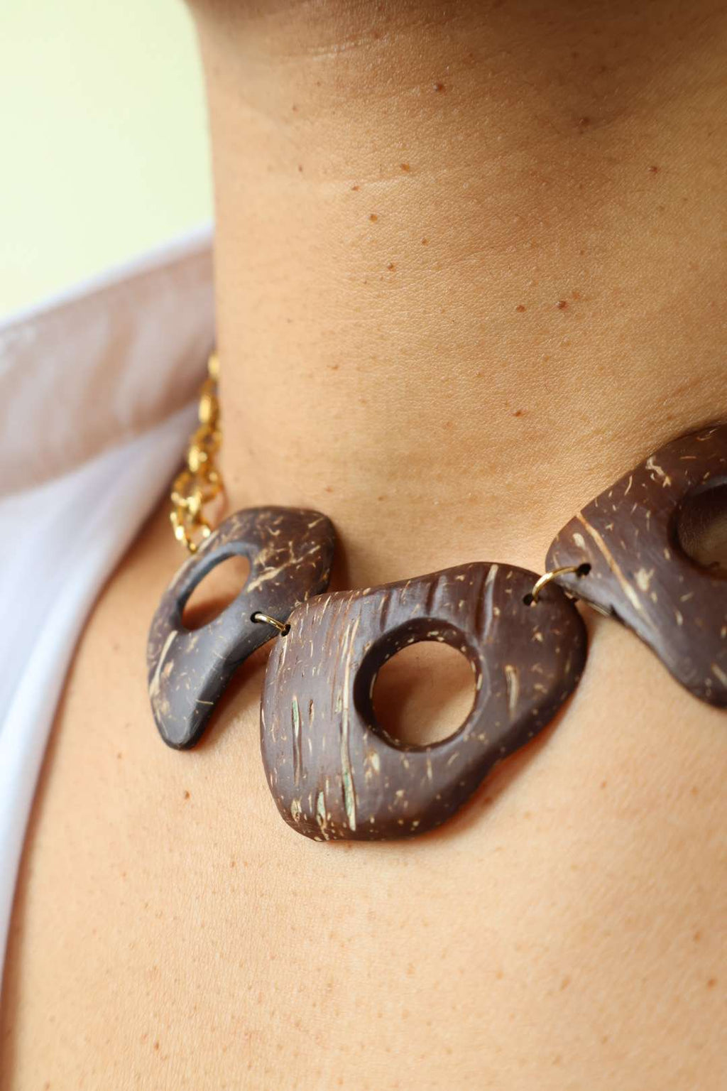 Collier grosse maille dorée et noix de coco - PHILIPPINES