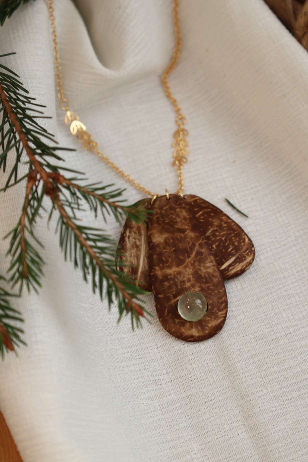 Collier pendentifs en noix de coco et prehnite - NOBLE