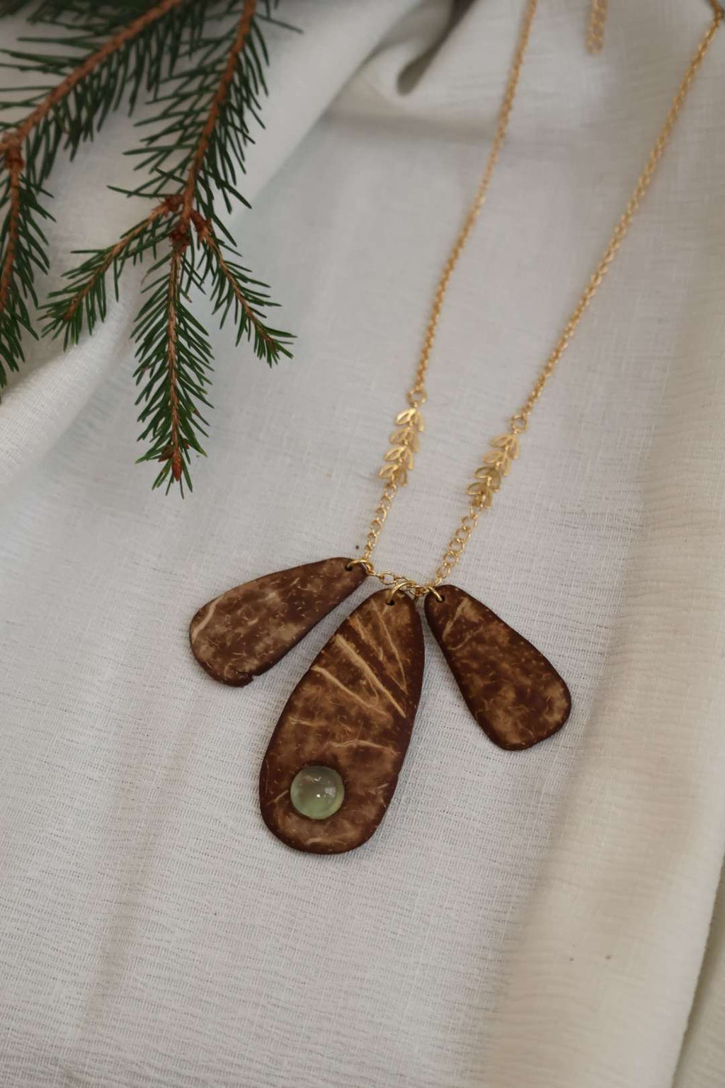 Collier pendentifs en noix de coco et prehnite - NOBLE