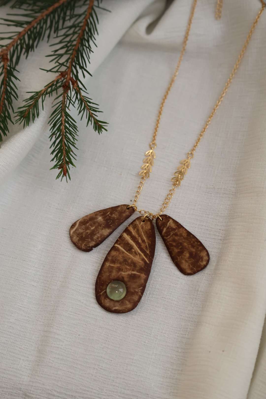 Collier pendentifs en noix de coco et prehnite - NOBLE