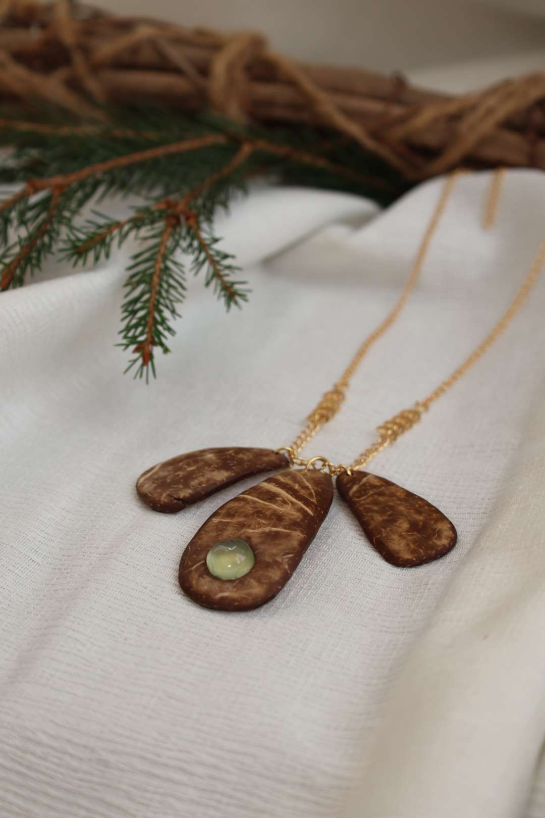 Collier pendentifs en noix de coco et prehnite - NOBLE
