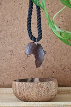 Collier carte Afrique en noix de coco
