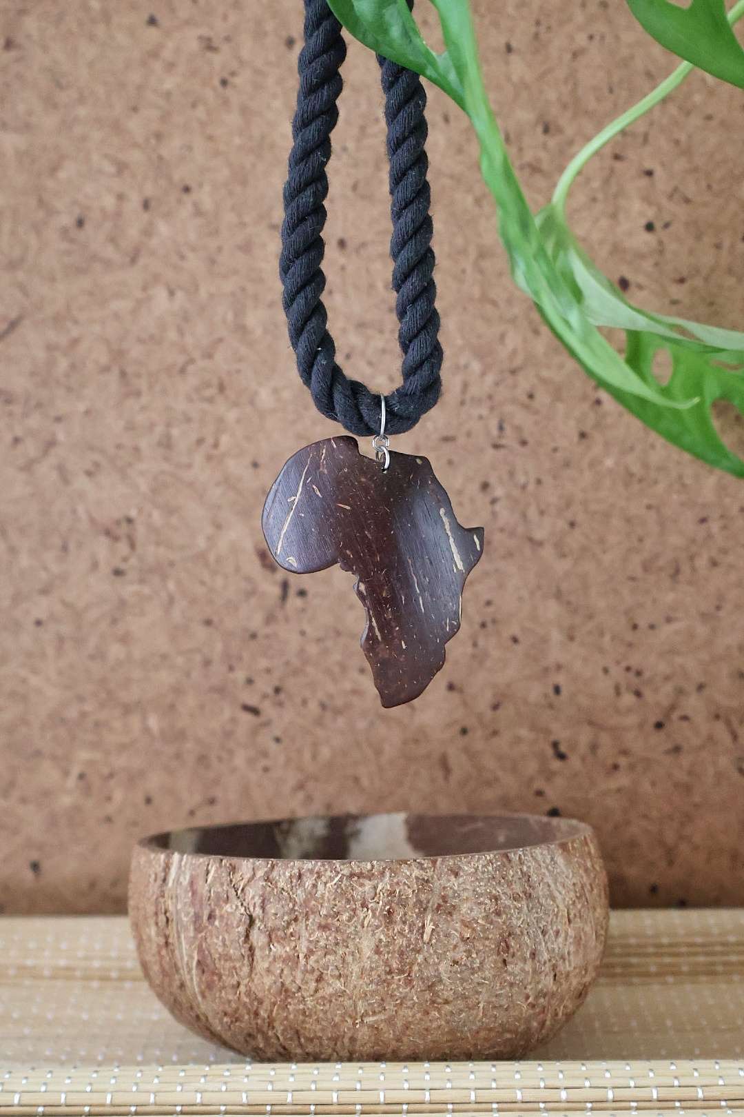 Collier carte Afrique en noix de coco