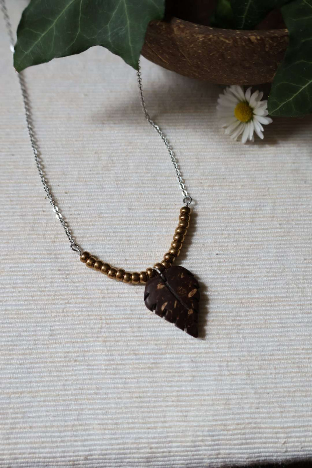 Collier chaîne et pendentif en noix de coco - EMPREINTE