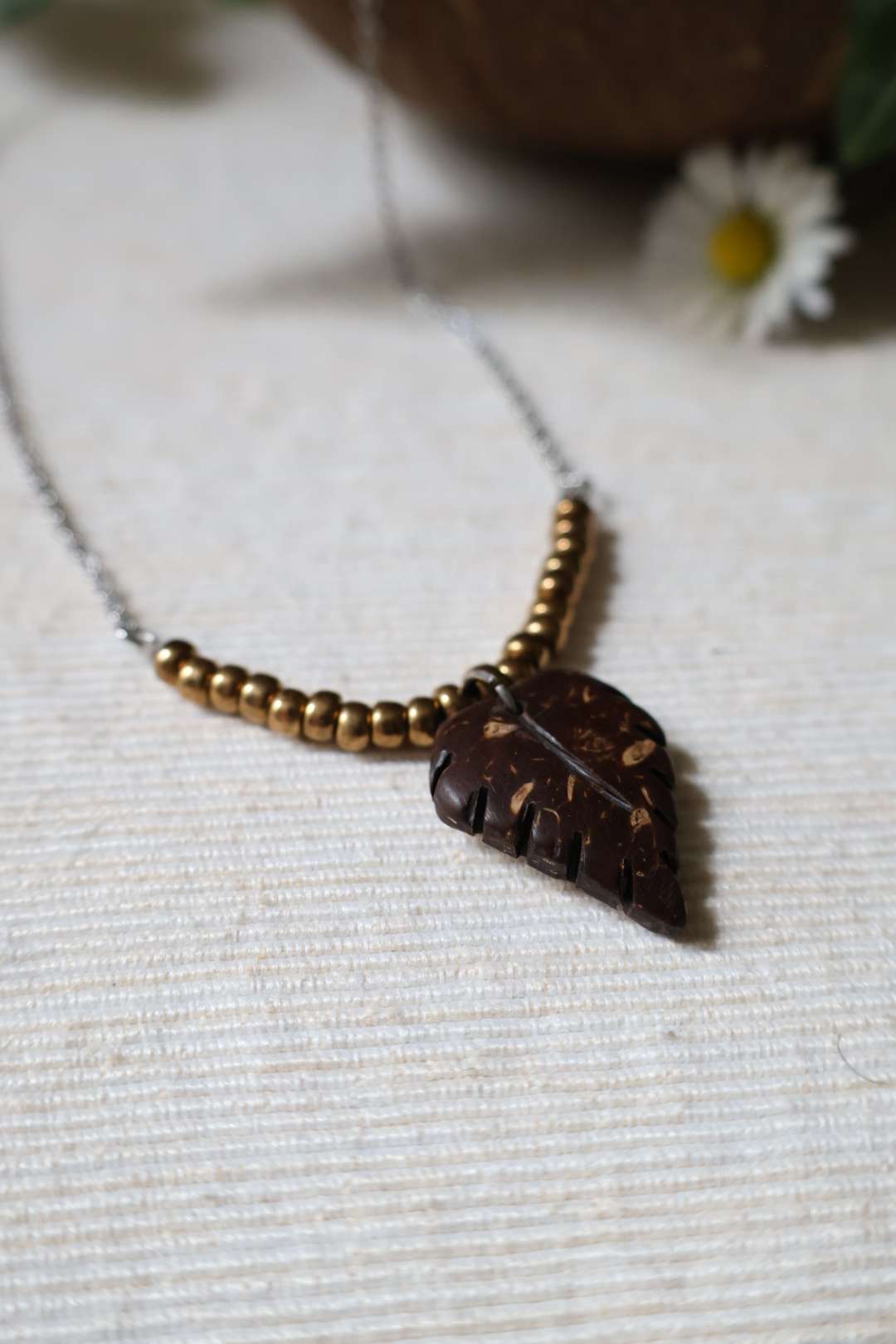 Collier chaîne et pendentif en noix de coco - EMPREINTE