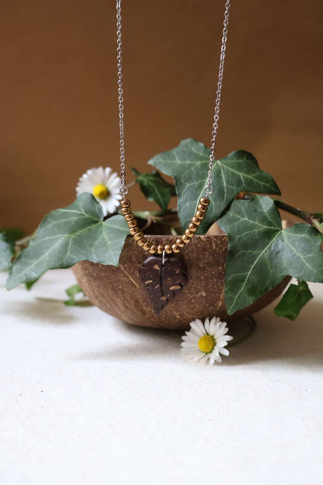 Collier chaîne et pendentif en noix de coco - EMPREINTE