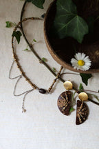 Les boucles d'oreilles noix de coco et perles - EMPREINTE