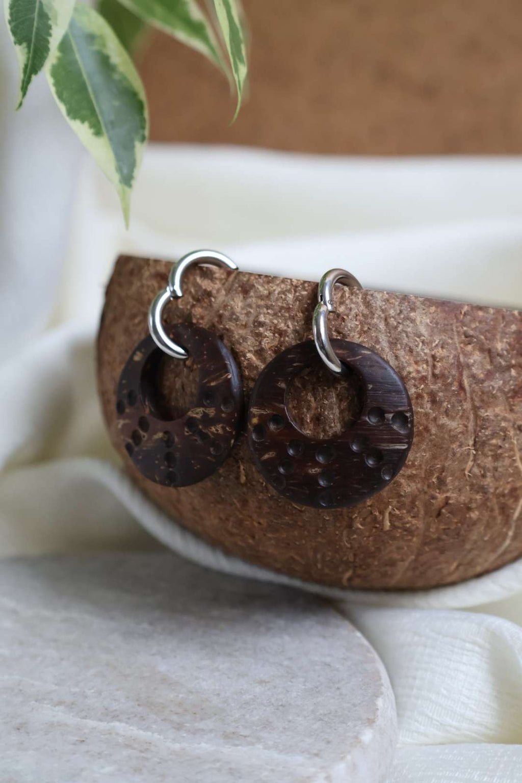 Créoles argentées avec anneaux en noix de coco texturé