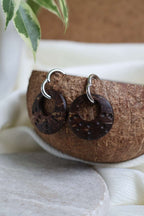 Créoles argentées avec anneaux en noix de coco texturé