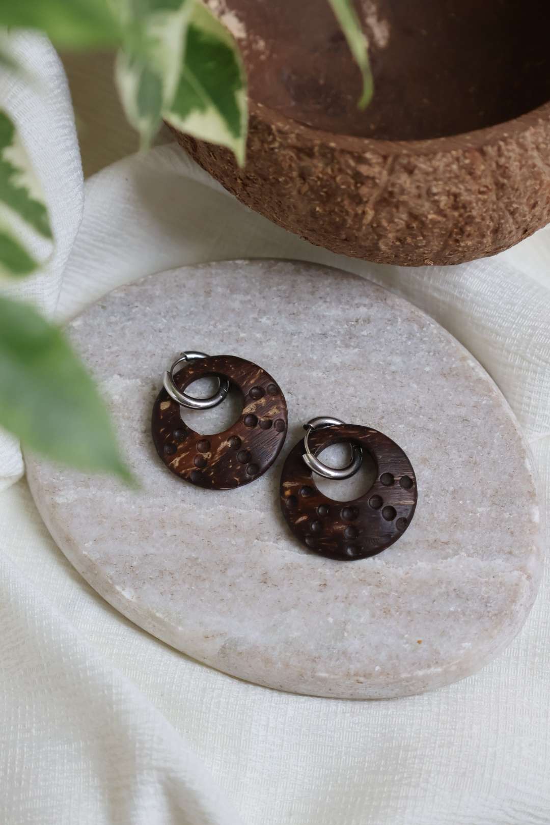 Créoles argentées avec anneaux en noix de coco texturé