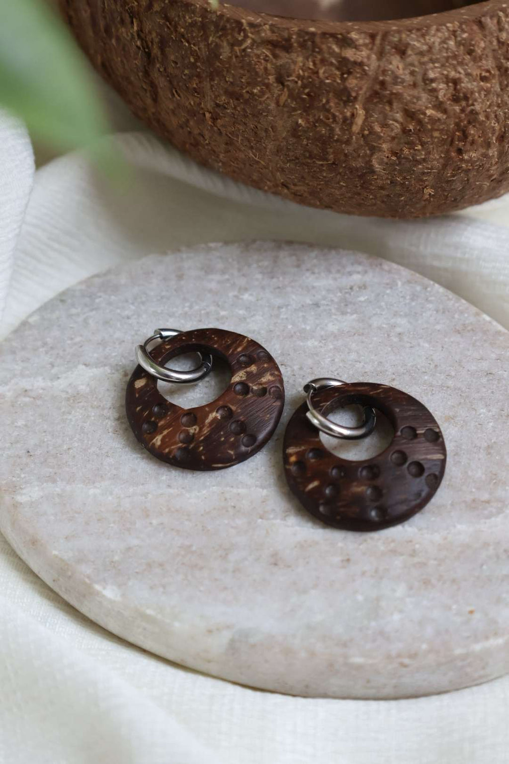 Créoles argentées avec anneaux en noix de coco texturé