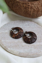 Créoles argentées avec anneaux en noix de coco texturé